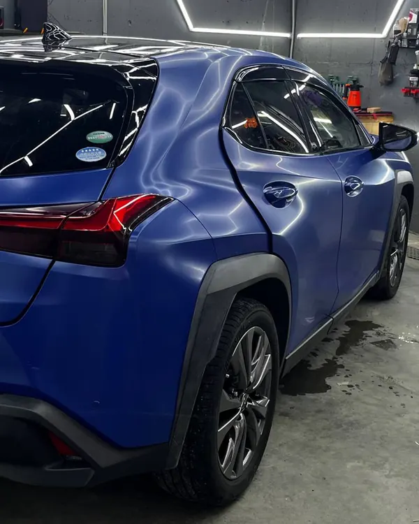 Lexus UX в матовом синем: рамки окон чёрные вместо хрома
