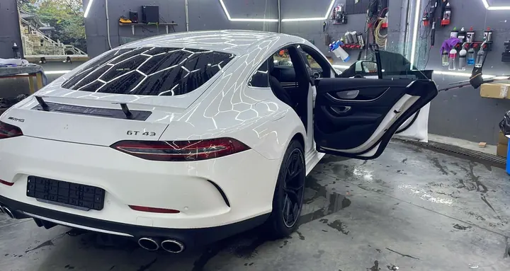 Mercedes-AMG GT 43 в боксе под шестигранным светом
