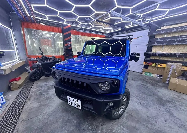 Синий Suzuki Jimny в боксе