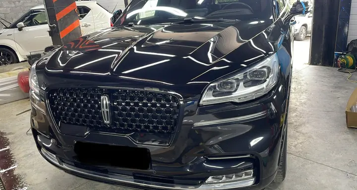 Чёрный Lincoln Aviator в боксе