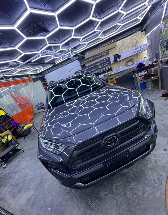 Toyota RAV4: шестигранные лампы отражаются в лаке