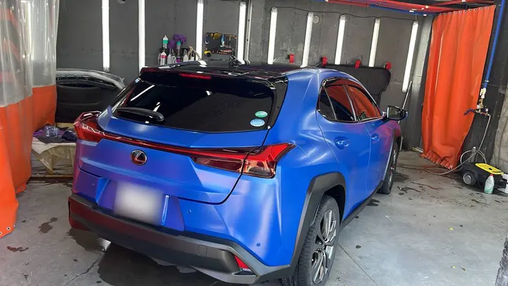 Lexus UX в матовом синем цвете
